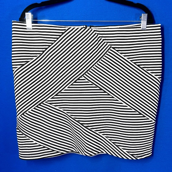 🔥2/$10 |•XHILARATION•| Black & White Striped Stretch Skirt Size XL - Picture 1 of 3